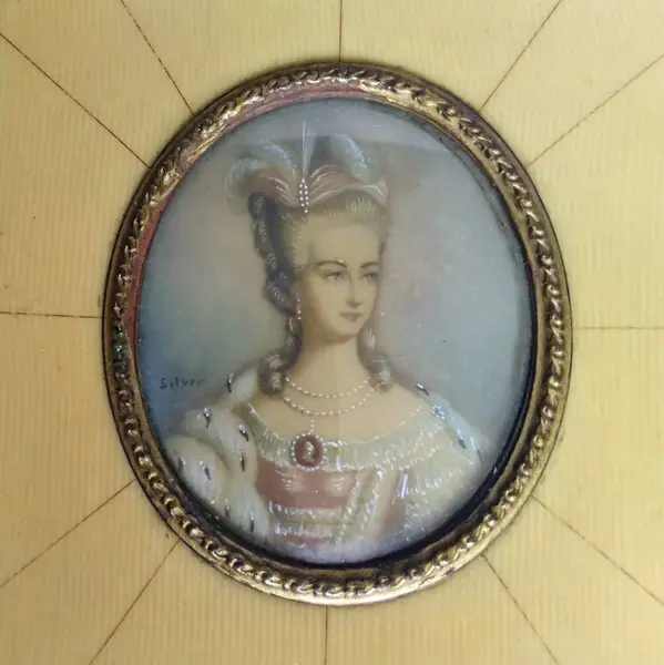 Foto de um(a) Antiga Pintura Retrato Miniatura Sobre Marfim, Dama Vitoriana, Séc XIX/XX, da categoria de Pinturas. Antiga Pintura de Retrato em Miniatura. Peça Européia, período transicional século XIX/XX (1890-1920). Pintura sobre placa... Mostrado de uma perspectiva diferente. Vendido no marketplace Trésors.