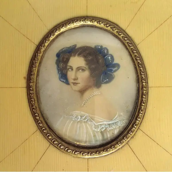 Foto de um(a) Antiga Pintura Retrato Miniatura Sobre Marfim Jovem Vitoriana, Séc XIX/XX, da categoria de Pinturas. Antiga Pintura de Retrato em Miniatura. Peça Européia, período transicional século XIX/XX (1890-1920). Pintura sobre placa... Mostrado de uma perspectiva diferente. Vendido no marketplace Trésors.