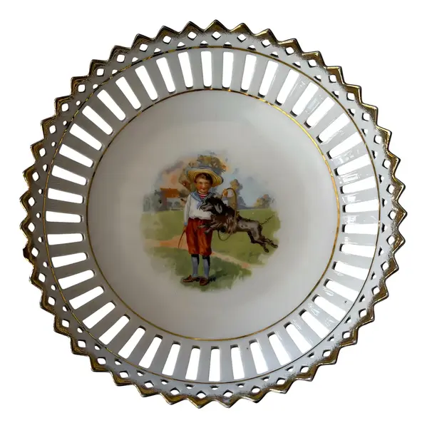 Foto de um(a) Antigo Prato Decorativo Borda Fenestrada Porcelana Schumann, da categoria de Pratos Decorativos. ~ Schumann Bavaria ~Antigo e decorarivo prato fruteira em porcelana alemã com a borda fenestrada e filete em ouro. Belíssima... Vendido no marketplace Trésors.