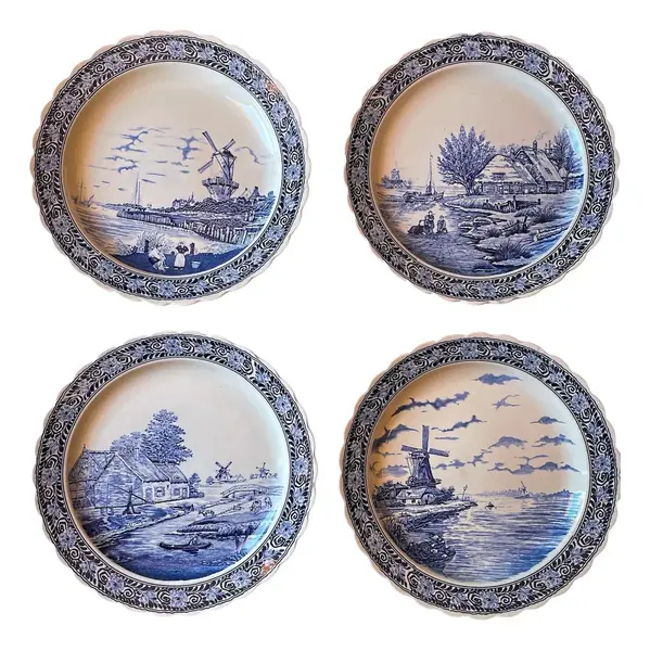 Foto de um(a) Antigos Pratos Medalhões Porcelana Azul E Branco Delft Blue, da categoria de Pratos Decorativos. ~ Delft Blue ~ Antigo e raro conjunto com quatro grandes pratos/medalhões decorativos em porcelana artística, da renomada... Vendido no marketplace Trésors.