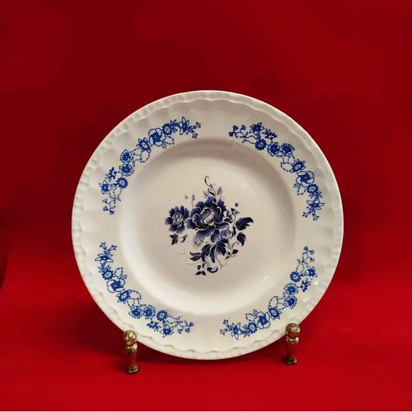 Foto de um(a) Prato em Cerâmica Porto Ferreira, Década de 1970, da categoria de Pratos Decorativos. Prato para pão em cerâmica porto ferreira, década de 1970: com estampa motivo floral azul cobalto, borda em relevo, ideal... Mostrado de uma perspectiva diferente. Vendido no marketplace Trésors.