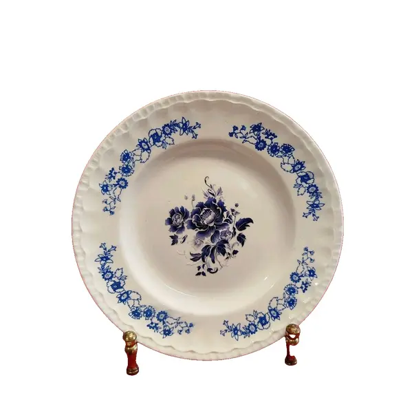 Foto de um(a) Prato em Cerâmica Porto Ferreira, Década de 1970, da categoria de Pratos Decorativos. Prato para pão em cerâmica porto ferreira, década de 1970: com estampa motivo floral azul cobalto, borda em relevo, ideal... Vendido no marketplace Trésors.
