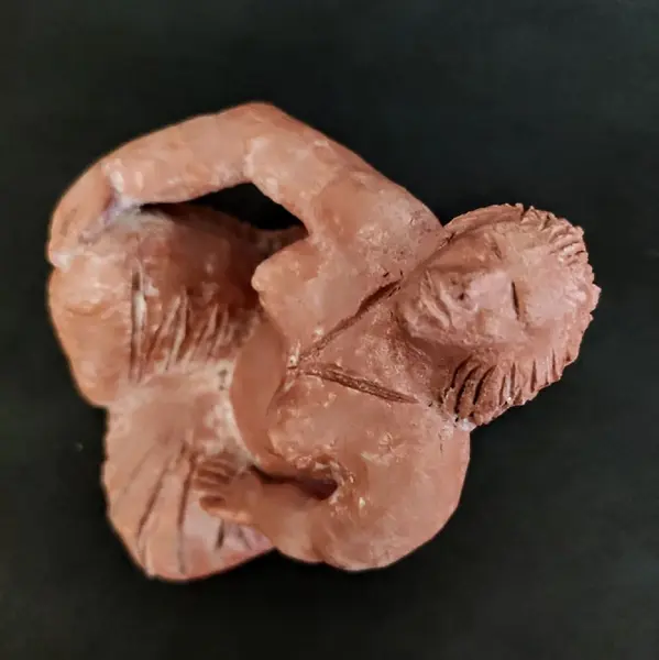 Foto de um(a) Escultura Woman anos 90 - Maia, da categoria de Escultura. Escultura feminina em terracota com pátina, década de 1990 autor: maia, artista gaúcho radicado em santa catarina. A: 9,5... Mostrado de uma perspectiva diferente. Vendido no marketplace Trésors.