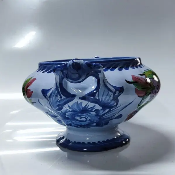 Foto de um(a) Sopeira Portuguesa Alcobaça, Faiança Pintada a Mão, da categoria de Terrinas de sopa. Sopeira portuguesa da cidade de alcobaça, faiança pintada a mão com o clássico motivo floral e arabescos. Não acompanha a... Mostrado de uma perspectiva diferente. Vendido no marketplace Trésors.