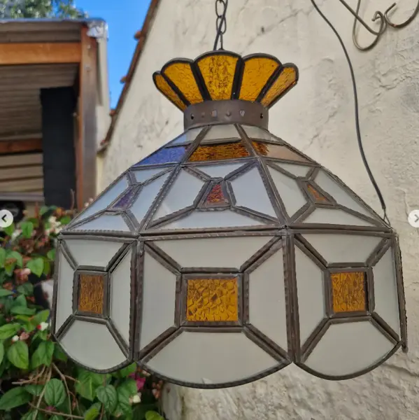 Foto de um(a) ​Lustre pendente antigo em estilo Tiffany, da categoria de Lustres. Lustre pendente antigo em estilo Tiffany, fabricado originalmente entre as décadas de 1960 e 1970.Ele se destaca por sua... Mostrado de uma perspectiva diferente. Vendido no marketplace Trésors.