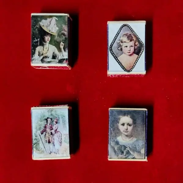 Foto de um(a) Combo Caixinha de Fósforo em Madeira, Customizadas e Permanentes, da categoria de Porta-fósforos e cofres para fósforos. Combo com caixas de fósforos permanentes e customizadas. A velha caixinha de fósforos em madeira com decoupage e acabamento... Mostrado de uma perspectiva diferente. Vendido no marketplace Trésors.
