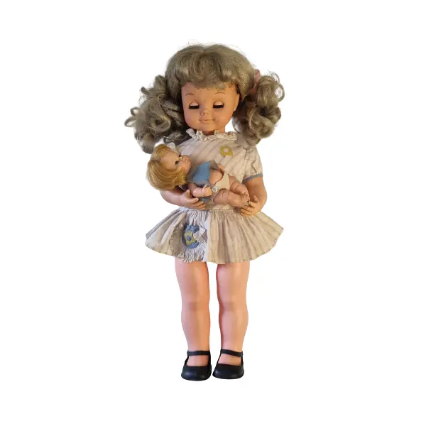 Foto de um(a) Boneca Mãezinha Antiga a Corda Anos 70, da categoria de Bonecas. Boneca mãezinha antiga a corda anos 70 original Estrela S.A possui roupas originais sapatos e o bebezinho original. Vendido no marketplace Trésors.