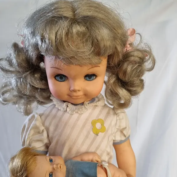 Foto de um(a) Boneca Mãezinha Antiga a Corda Anos 70, da categoria de Bonecas. Boneca mãezinha antiga a corda anos 70 original Estrela S.A possui roupas originais sapatos e o bebezinho original. Mostrado de uma perspectiva diferente. Vendido no marketplace Trésors.