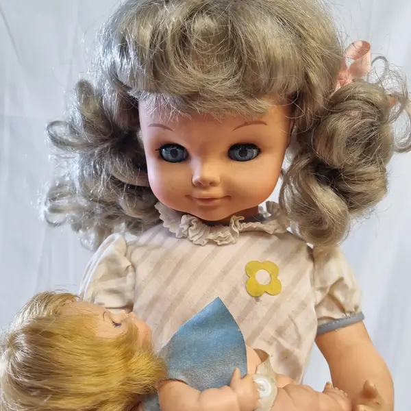 Foto de um(a) Boneca Mãezinha Antiga a Corda Anos 70, da categoria de Bonecas. Boneca mãezinha antiga a corda anos 70 original Estrela S.A possui roupas originais sapatos e o bebezinho original. Mostrado de uma perspectiva diferente. Vendido no marketplace Trésors.