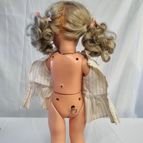 Foto de um(a) Boneca Mãezinha Antiga a Corda Anos 70, da categoria de Bonecas. Boneca mãezinha antiga a corda anos 70 original Estrela S.A possui roupas originais sapatos e o bebezinho original. Mostrado de uma perspectiva diferente. Vendido no marketplace Trésors.