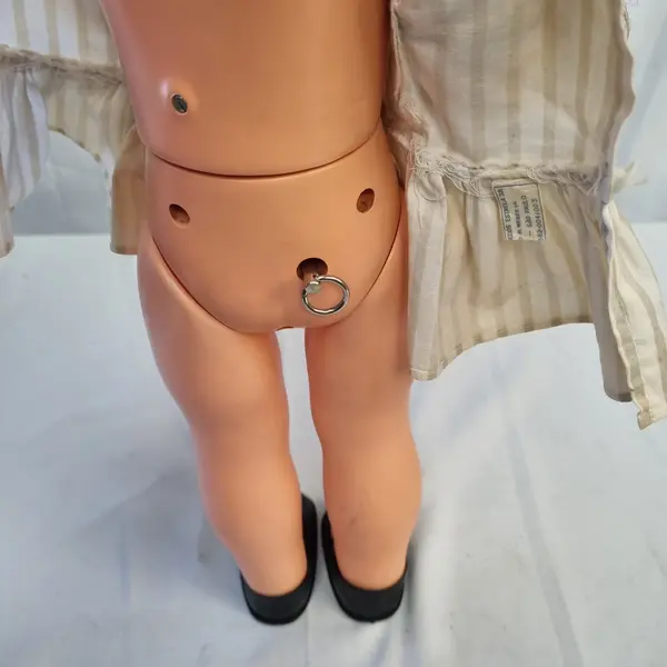 Foto de um(a) Boneca Mãezinha Antiga a Corda Anos 70, da categoria de Bonecas. Boneca mãezinha antiga a corda anos 70 original Estrela S.A possui roupas originais sapatos e o bebezinho original. Mostrado de uma perspectiva diferente. Vendido no marketplace Trésors.