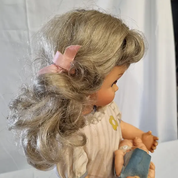 Foto de um(a) Boneca Mãezinha Antiga a Corda Anos 70, da categoria de Bonecas. Boneca mãezinha antiga a corda anos 70 original Estrela S.A possui roupas originais sapatos e o bebezinho original. Mostrado de uma perspectiva diferente. Vendido no marketplace Trésors.