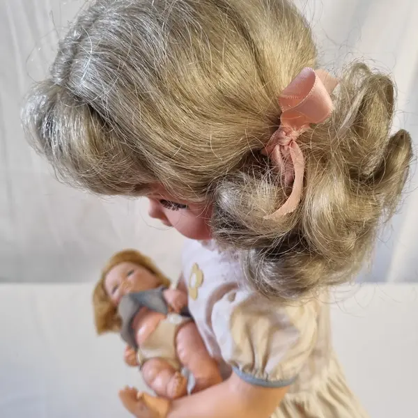 Foto de um(a) Boneca Mãezinha Antiga a Corda Anos 70, da categoria de Bonecas. Boneca mãezinha antiga a corda anos 70 original Estrela S.A possui roupas originais sapatos e o bebezinho original. Mostrado de uma perspectiva diferente. Vendido no marketplace Trésors.
