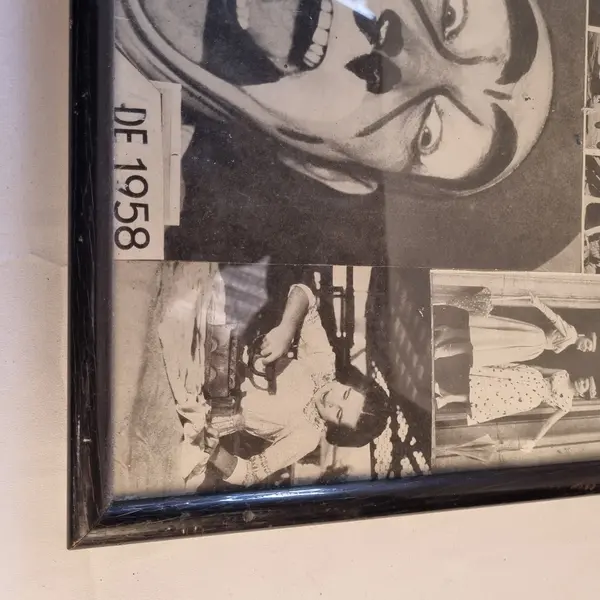 Foto de um(a) Quadro de Fotografia de Palhaços Anos 50, da categoria de Fotografia. Quadro antigo ano 1958 com retratos antigos, imagens preto e branco, possui moldura de madeira e vidro frontal. Mostrado de uma perspectiva diferente. Vendido no marketplace Trésors.