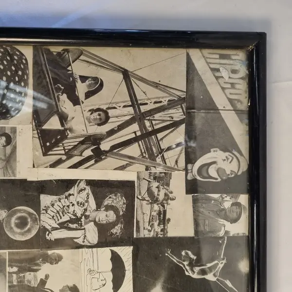 Foto de um(a) Quadro de Fotografia de Palhaços Anos 50, da categoria de Fotografia. Quadro antigo ano 1958 com retratos antigos, imagens preto e branco, possui moldura de madeira e vidro frontal. Mostrado de uma perspectiva diferente. Vendido no marketplace Trésors.