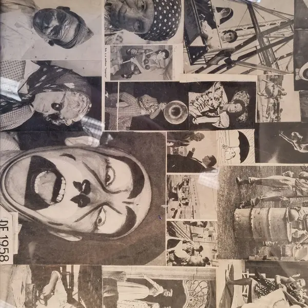 Foto de um(a) Quadro de Fotografia de Palhaços Anos 50, da categoria de Fotografia. Quadro antigo ano 1958 com retratos antigos, imagens preto e branco, possui moldura de madeira e vidro frontal. Mostrado de uma perspectiva diferente. Vendido no marketplace Trésors.