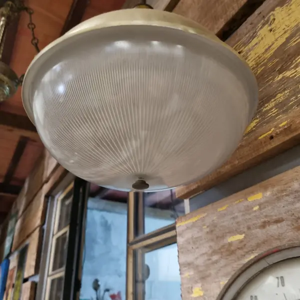 Foto de um(a) Luminária Modernista Vintage Design anos 60, da categoria de Lustres. Luminária Modernista Vintage Design anos 60 e 70, metal e vidro, funcionando, perfeita. Mostrado de uma perspectiva diferente. Vendido no marketplace Trésors.