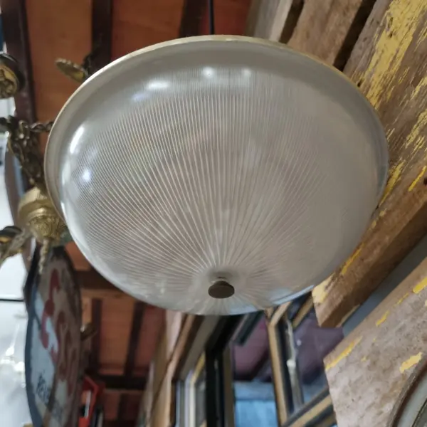 Foto de um(a) Luminária Modernista Vintage Design anos 60, da categoria de Lustres. Luminária Modernista Vintage Design anos 60 e 70, metal e vidro, funcionando, perfeita. Mostrado de uma perspectiva diferente. Vendido no marketplace Trésors.