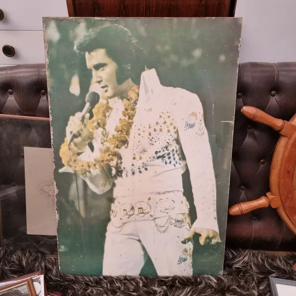 Foto de um(a) Poster Elvis Presley Década de 60, da categoria de Impressões. Elvis Presley, Expresso na litografia, em madeira, poster original anos 60 70. Mostrado de uma perspectiva diferente. Vendido no marketplace Trésors.