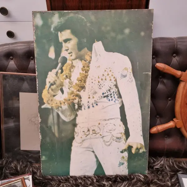 Foto de um(a) Poster Elvis Presley Década de 60, da categoria de Impressões. Elvis Presley, Expresso na litografia, em madeira, poster original anos 60 70. Mostrado de uma perspectiva diferente. Vendido no marketplace Trésors.