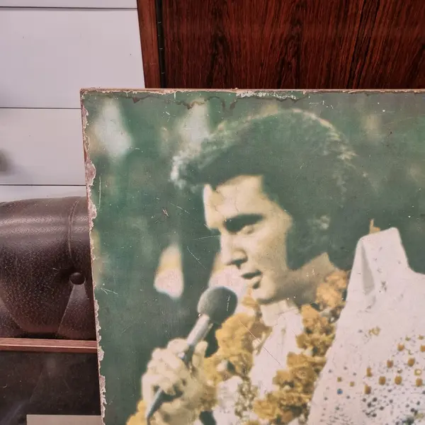 Foto de um(a) Poster Elvis Presley Década de 60, da categoria de Impressões. Elvis Presley, Expresso na litografia, em madeira, poster original anos 60 70. Mostrado de uma perspectiva diferente. Vendido no marketplace Trésors.