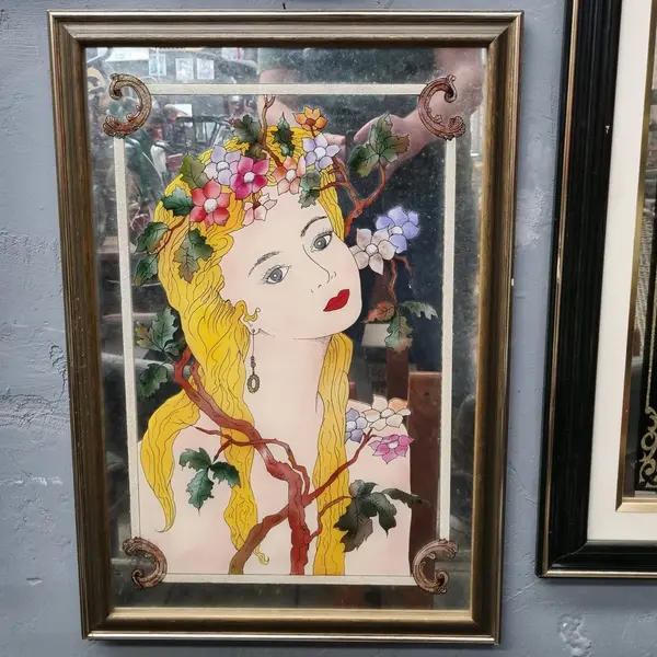 Foto de um(a) Quadro Espelhado de Figura Feminina Art Nouveau, da categoria de Impressões. Art Nouveau, Figura Feminina , impressa no vidro espelhado , uma obra de arte , moldura de madeira original. Mostrado de uma perspectiva diferente. Vendido no marketplace Trésors.