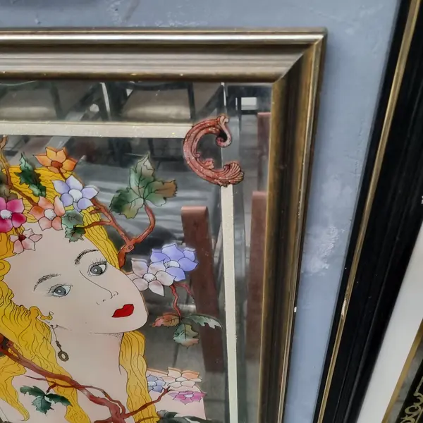 Foto de um(a) Quadro Espelhado de Figura Feminina Art Nouveau, da categoria de Impressões. Art Nouveau, Figura Feminina , impressa no vidro espelhado , uma obra de arte , moldura de madeira original. Mostrado de uma perspectiva diferente. Vendido no marketplace Trésors.