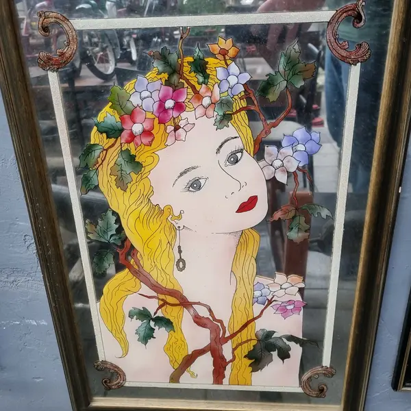 Foto de um(a) Quadro Espelhado de Figura Feminina Art Nouveau, da categoria de Impressões. Art Nouveau, Figura Feminina , impressa no vidro espelhado , uma obra de arte , moldura de madeira original. Mostrado de uma perspectiva diferente. Vendido no marketplace Trésors.