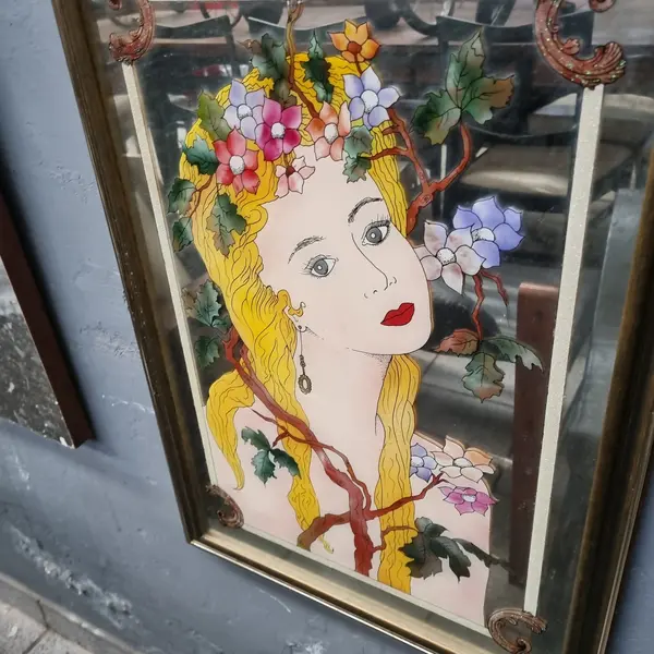 Foto de um(a) Quadro Espelhado de Figura Feminina Art Nouveau, da categoria de Impressões. Art Nouveau, Figura Feminina , impressa no vidro espelhado , uma obra de arte , moldura de madeira original. Mostrado de uma perspectiva diferente. Vendido no marketplace Trésors.