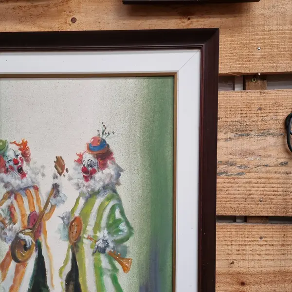 Foto de um(a) Quadro Antigo de Palhaços, da categoria de Pinturas. Quadro antigo de palhaços, óleo sobre tela moldura em madeira original. Mostrado de uma perspectiva diferente. Vendido no marketplace Trésors.