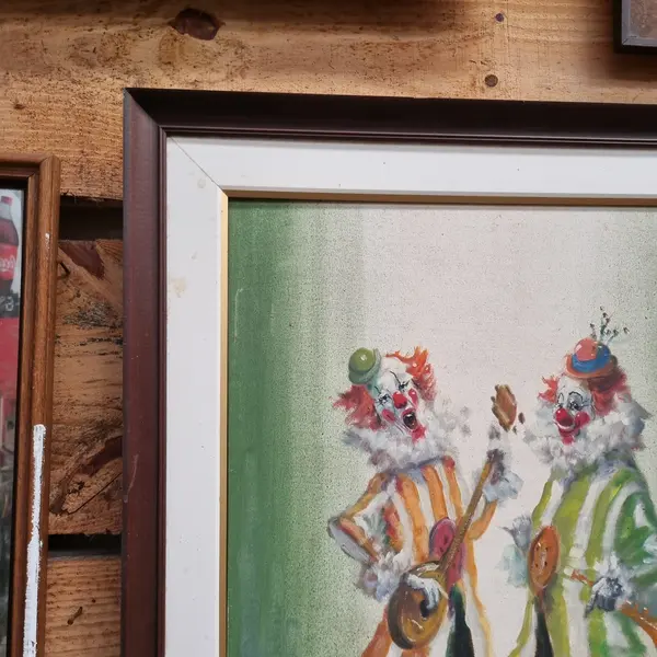 Foto de um(a) Quadro Antigo de Palhaços, da categoria de Pinturas. Quadro antigo de palhaços, óleo sobre tela moldura em madeira original. Mostrado de uma perspectiva diferente. Vendido no marketplace Trésors.