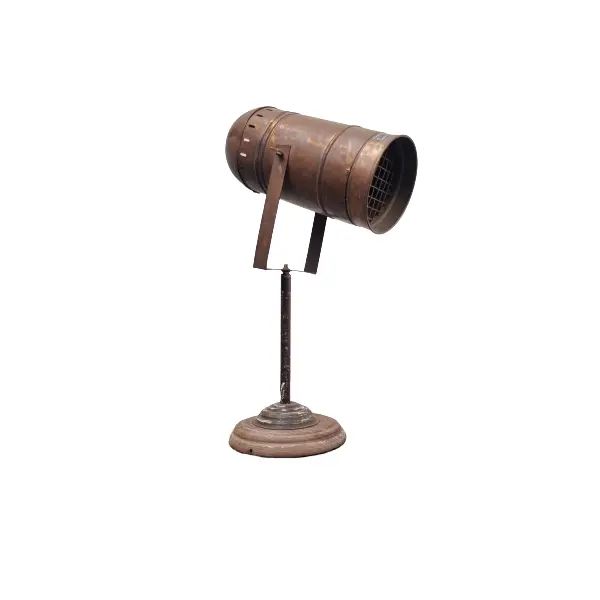 Foto de um(a) Holofote Vintage Industrial Antigo, da categoria de Refletores. Holofote Vintage Industrial Antigo, base em madeira, suporte em metal, com regulagens de foco, parte elétrica toda revisada. Vendido no marketplace Trésors.