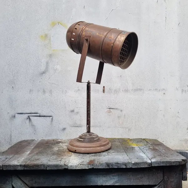 Foto de um(a) Holofote Vintage Industrial Antigo, da categoria de Refletores. Holofote Vintage Industrial Antigo, base em madeira, suporte em metal, com regulagens de foco, parte elétrica toda revisada. Mostrado de uma perspectiva diferente. Vendido no marketplace Trésors.