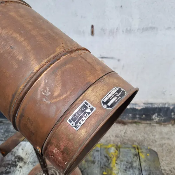 Foto de um(a) Holofote Vintage Industrial Antigo, da categoria de Refletores. Holofote Vintage Industrial Antigo, base em madeira, suporte em metal, com regulagens de foco, parte elétrica toda revisada. Mostrado de uma perspectiva diferente. Vendido no marketplace Trésors.