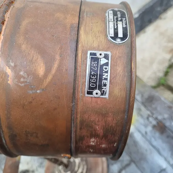 Foto de um(a) Holofote Vintage Industrial Antigo, da categoria de Refletores. Holofote Vintage Industrial Antigo, base em madeira, suporte em metal, com regulagens de foco, parte elétrica toda revisada. Mostrado de uma perspectiva diferente. Vendido no marketplace Trésors.