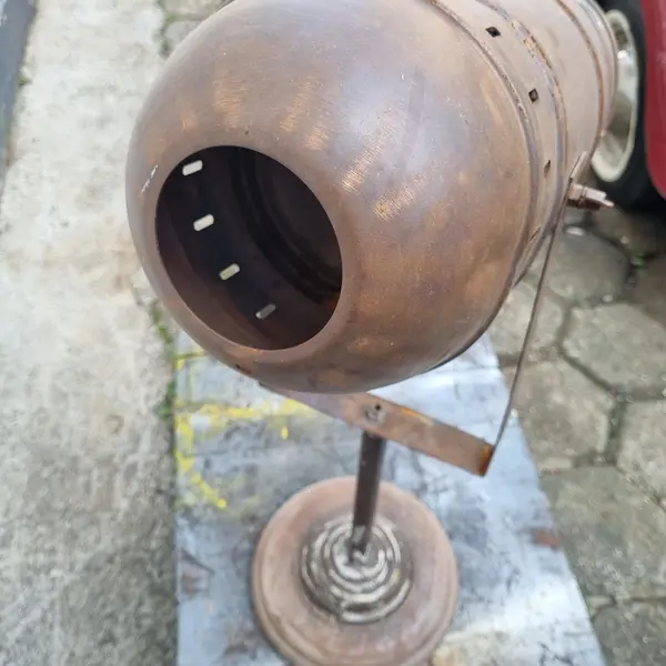 Foto de um(a) Holofote Vintage Industrial Antigo, da categoria de Refletores. Holofote Vintage Industrial Antigo, base em madeira, suporte em metal, com regulagens de foco, parte elétrica toda revisada. Mostrado de uma perspectiva diferente. Vendido no marketplace Trésors.