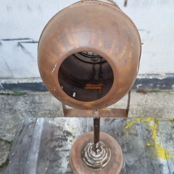 Foto de um(a) Holofote Vintage Industrial Antigo, da categoria de Refletores. Holofote Vintage Industrial Antigo, base em madeira, suporte em metal, com regulagens de foco, parte elétrica toda revisada. Mostrado de uma perspectiva diferente. Vendido no marketplace Trésors.