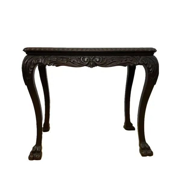 Foto de um(a) Mesa Pata de Leão, da categoria de Mesas de centro. Mesa fabricada em madeira nobre. Os pés são entalhados com terminação em forma de pata de leão. Mostrado de uma perspectiva diferente. Vendido no marketplace Trésors.