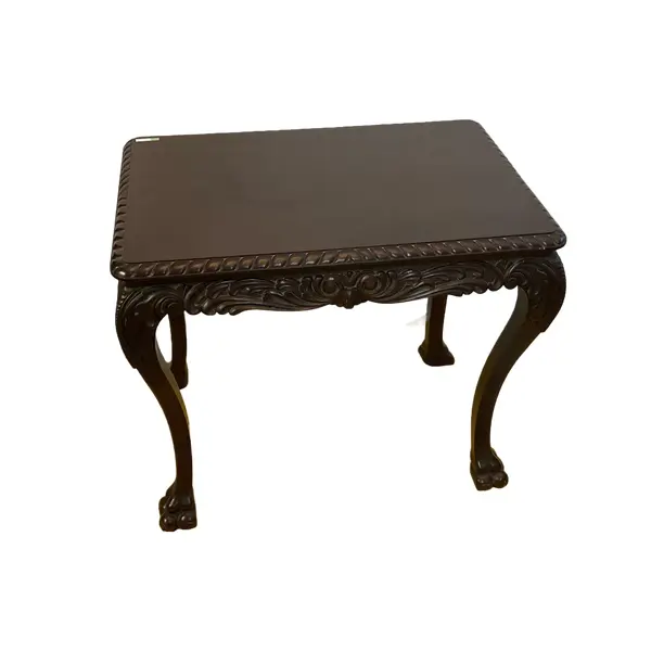 Foto de um(a) Mesa Pata de Leão, da categoria de Mesas de centro. Mesa fabricada em madeira nobre. Os pés são entalhados com terminação em forma de pata de leão. Vendido no marketplace Trésors.