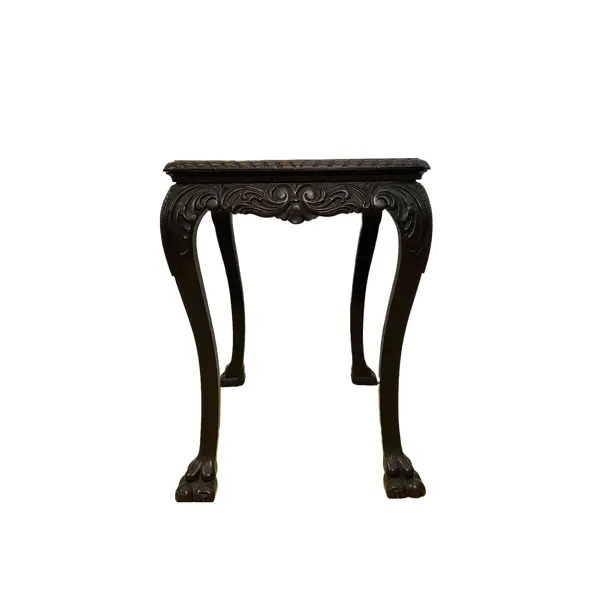 Foto de um(a) Mesa Pata de Leão, da categoria de Mesas de centro. Mesa fabricada em madeira nobre. Os pés são entalhados com terminação em forma de pata de leão. Mostrado de uma perspectiva diferente. Vendido no marketplace Trésors.