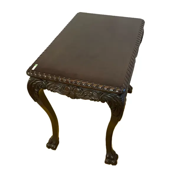 Foto de um(a) Mesa Pata de Leão, da categoria de Mesas de centro. Mesa fabricada em madeira nobre. Os pés são entalhados com terminação em forma de pata de leão. Mostrado de uma perspectiva diferente. Vendido no marketplace Trésors.