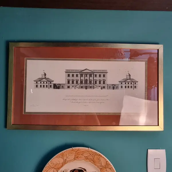 Foto de um(a) Gravura de Arquitetura da Entrada da Kirtlington Park, da categoria de Impressões. Gravura arquitetônica da fachada da entrada principal da Kirtlington Park, localizado em Oxfordshire, Inglaterra. Mostrado de uma perspectiva diferente. Vendido no marketplace Trésors.