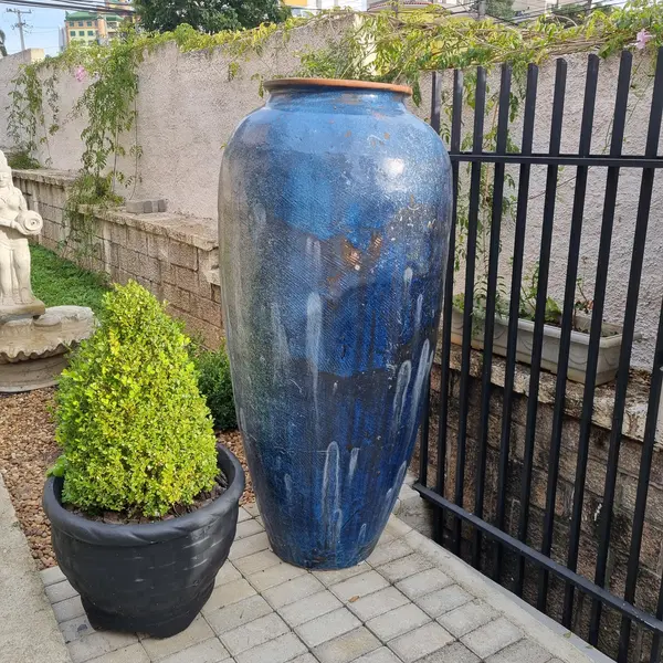 Foto de um(a) Vaso Vietnamita Azul, da categoria de Vasos. Vaso Vietnamita em cerâmica azul, de grande dimensão, com 1,6m de altura. Mostrado de uma perspectiva diferente. Vendido no marketplace Trésors.