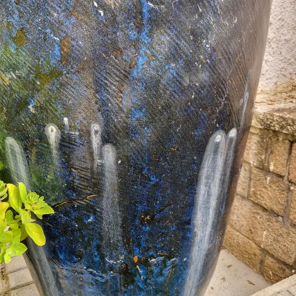 Foto de um(a) Vaso Vietnamita Azul, da categoria de Vasos. Vaso Vietnamita em cerâmica azul, de grande dimensão, com 1,6m de altura. Mostrado de uma perspectiva diferente. Vendido no marketplace Trésors.