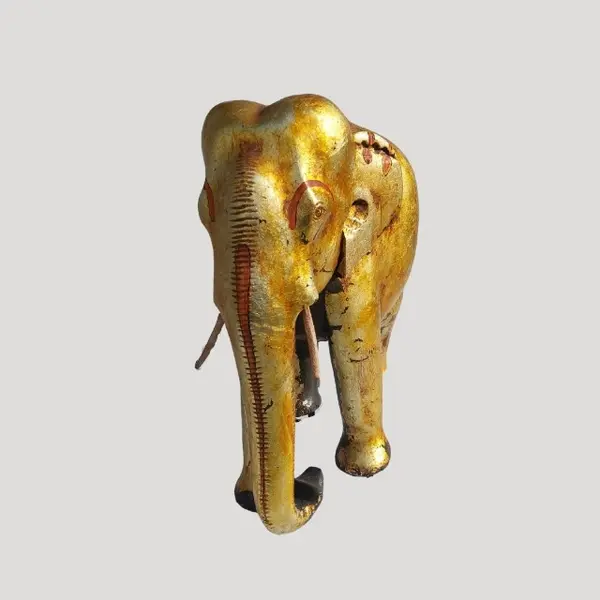 Foto de um(a) Grande elefante dourado de madeira Indiano, da categoria de Escultura. Elefante estilo indiano, dourado e em madeira. Esse é o tamanho grande (maior da foto), mede 40x40x24cm (CLA). Mostrado de uma perspectiva diferente. Vendido no marketplace Trésors.