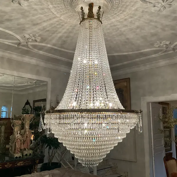 Foto de um(a) Lustre império em bronze e cristal francês no modelo pera. Alt 190 cm, da categoria de Lustres. Lustre império em bronze e cristal francês no modelo pera. Alt 190 cm. Mostrado de uma perspectiva diferente. Vendido no marketplace Trésors.