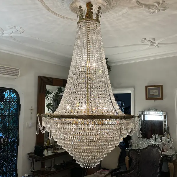 Foto de um(a) Lustre império em bronze e cristal francês no modelo pera. Alt 190 cm, da categoria de Lustres. Lustre império em bronze e cristal francês no modelo pera. Alt 190 cm. Mostrado de uma perspectiva diferente. Vendido no marketplace Trésors.