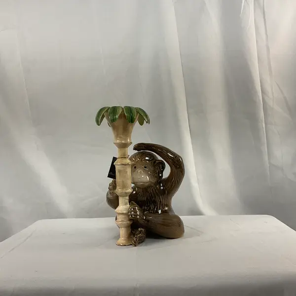 Foto de um(a) Castiçal em Cerâmica em Forma de Macaco, da categoria de Castiçais. Castiçal fabricado em cerâmica, representando um macaco junto a um pilar com folhas. Mostrado de uma perspectiva diferente. Vendido no marketplace Trésors.