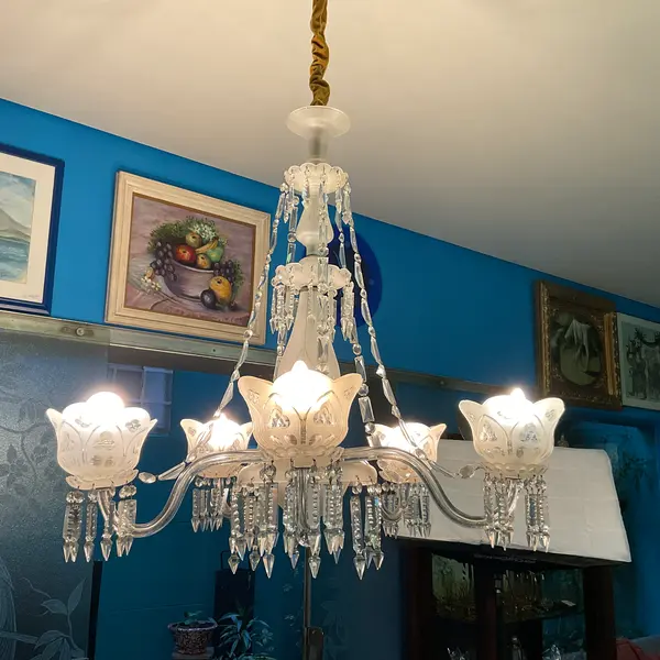 Foto de um(a) Lustre para 5 luzes em cristal francês Neoclássico, da categoria de Lustres. Magnífico e antigo lustre para 5 luzes em cristal francês, estilo "Neoclássico". Corpo com gomados diversos. Braços em "S"... Mostrado de uma perspectiva diferente. Vendido no marketplace Trésors.