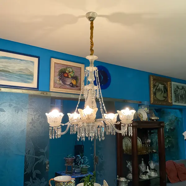 Foto de um(a) Lustre para 5 luzes em cristal francês Neoclássico, da categoria de Lustres. Magnífico e antigo lustre para 5 luzes em cristal francês, estilo "Neoclássico". Corpo com gomados diversos. Braços em "S"... Mostrado de uma perspectiva diferente. Vendido no marketplace Trésors.